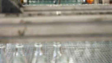 Cam şişe üretimi. Bir üretim tesisinde sıcak cam şişeler