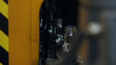 Cam şişe üretimi. Bir üretim tesisinde sıcak cam şişeler