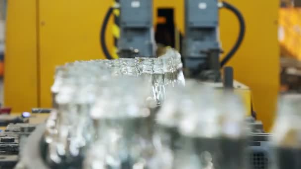 ガラス瓶の製造 製造施設内の熱いガラス瓶 — ストック動画