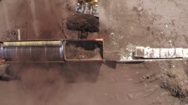 Endüstriyel gübre üretim alanı. Makine tarama gübre yığınları