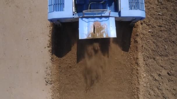 Endüstriyel Gübre Üretim Alanının Hava Görüntüsü Kompost Yığınlarını Karıştıran Makine — Stok video