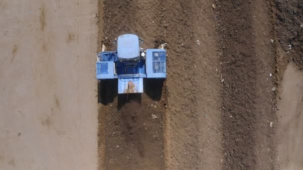 Endüstriyel Gübre Üretim Alanının Hava Görüntüsü Kompost Yığınlarını Karıştıran Makine — Stok video