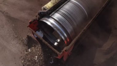 Endüstriyel gübre üretim alanı. Gübre yığınlarını ve traktörleri gösteren makineler gübre yüklüyor