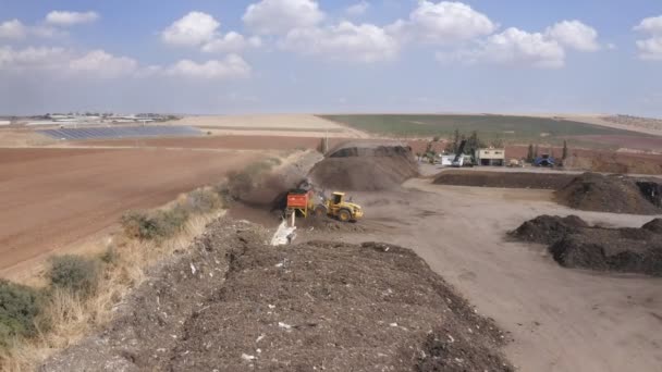 지역이다 더미와 트랙터 혼합물을 검사하는 — 비디오