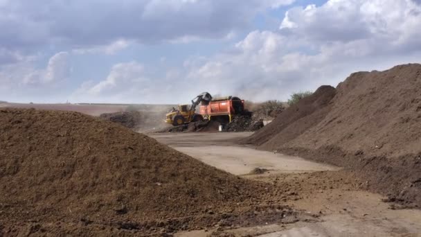 工業用堆肥製造場 堆肥の山やトラクターの読み込みをスクリーニング機械 — ストック動画