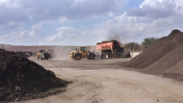 Ipari Komposztgyártó Üzem Komposzt Cölöpök Traktorok Átvizsgálása Komposzt Betöltése — Stock videók