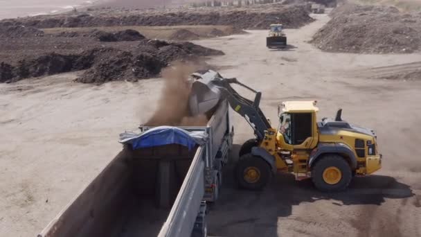 Industriell Anläggning För Kompostproduktion Maskiner För Siktning Kompostpålar Och Traktorer — Stockvideo