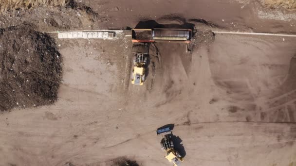 Ipari Komposztgyártó Üzem Komposzt Cölöpök Traktorok Átvizsgálása Komposzt Betöltése — Stock videók
