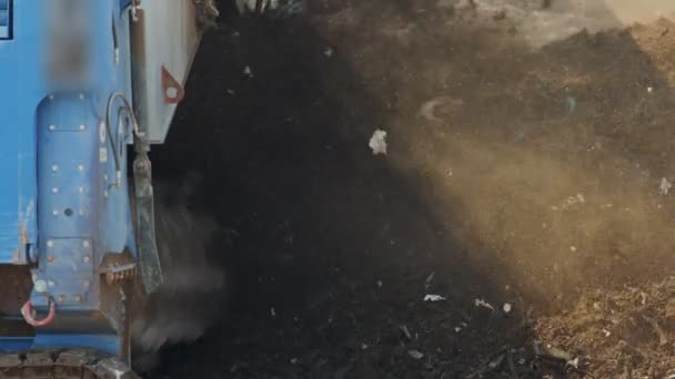 Industriell Kompost Produksjonssted Maskinblandingskompostpeler – stockvideo