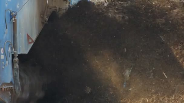 Endüstriyel Gübre Üretim Alanı Kompost Yığınlarını Karıştıran Makine — Stok video