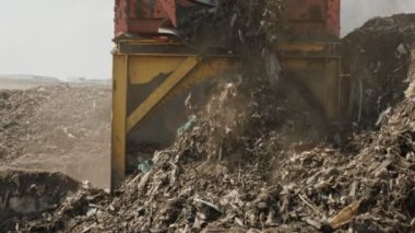 İndüksiyon gübre üretim alanı. Makine tarama gübre yığınları