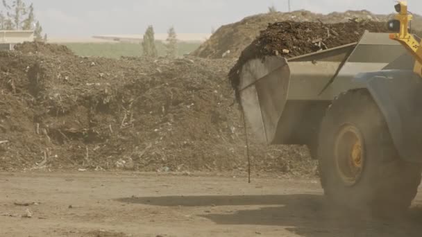 简介堆肥生产现场 机对堆肥堆和拖拉机堆肥进行筛选 — 图库视频影像