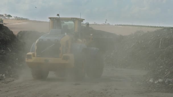 誘導堆肥製造場 堆肥の山やトラクターの読み込みをスクリーニング機械 — ストック動画