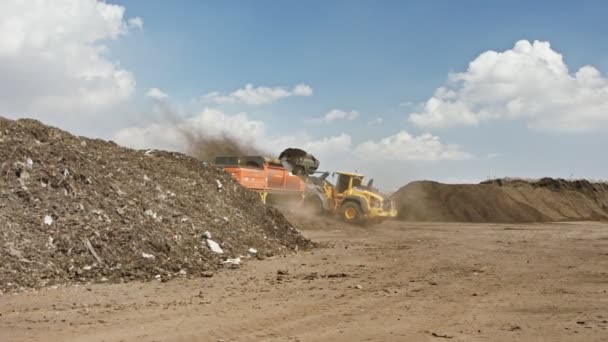 Site Production Compost Inductif Machines Criblant Des Piles Compost Chargeant — Video
