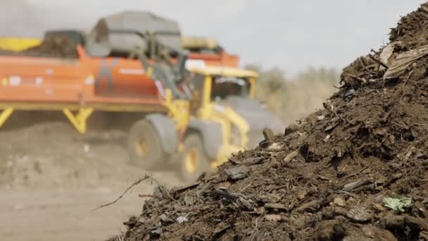 Indukciós Komposzt Gyártóüzem Komposzt Cölöpök Traktorok Átvizsgálása Komposzt Betöltése — Stock videók