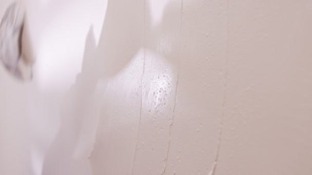 建筑工人将石膏贴在墙上的近照 — 图库视频影像