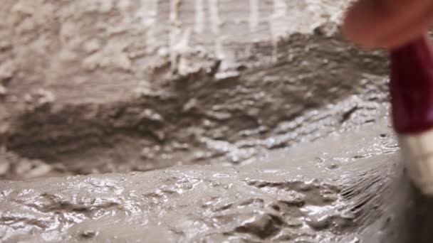 Primo Piano Pennello Applicare Malta Impermeabilizzare Pavimento Del Bagno — Video Stock
