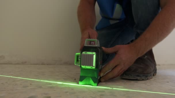 Close Trabalhador Construção Usando Nível Laser Para Medir Marcar — Vídeo de Stock