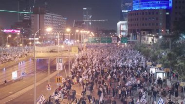 Tel Aviv, ISRAEL - 4 Mart 2023. Yüz binlerce insan, İsrail yargı reformunu protesto eden dev bir mitingde.