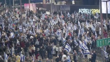 Tel Aviv, ISRAEL - 4 Mart 2023. Yüz binlerce insan, İsrail yargı reformunu protesto eden dev bir mitingde.