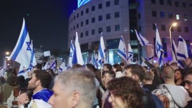 Tel Aviv, ISRAEL - 4 Mart 2023. Binlerce insan İsrail yargı reformunu protesto etmek için sokaklarda yürüyor..
