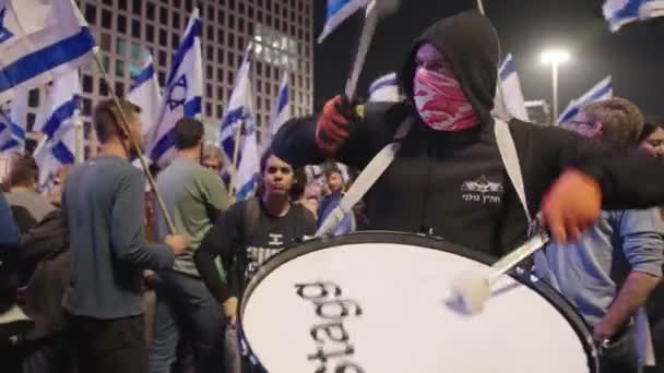 テルアビブ イスラエル 2023年3月4日 イスラエルの司法改革に抗議して街を行進する何千人もの人々 — ストック動画