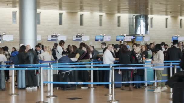 Tel Awiw Marca 2023 Pasażerowie Stojący Długich Kolejkach Odprawy Odlotów — Wideo stockowe