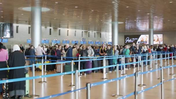 텔아비브 2023 출발하는 비행기를 점검하기 승객들 — 비디오
