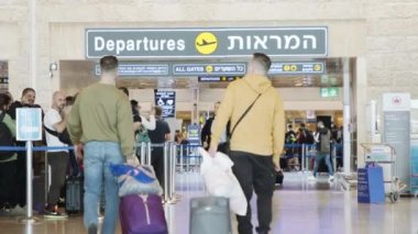 Tel Aviv, 9 Mart 2023 - İniş biletleri için uzun kuyruklarda bekleyen yolcular