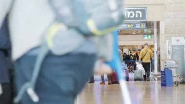 Tel Aviv, 9 Mart 2023 - İniş biletleri için uzun kuyruklarda bekleyen yolcular