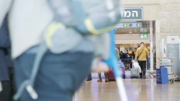 Tel Aviv Maart 2023 Passagiers Lange Rijen Voor Vertrekkende Vluchten — Stockvideo