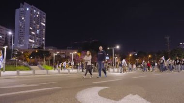 Tel Aviv, ISRAEL - 1 Mart 2023. Binlerce insan İsrail yargı reformunu protesto etmek için sokaklarda yürüyor..