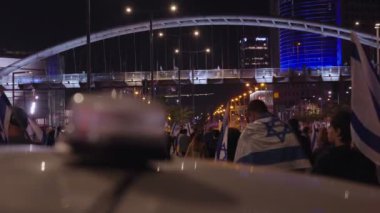 Tel Aviv, ISRAEL - 1 Mart 2023. Binlerce insan İsrail yargı reformunu protesto etmek için sokaklarda yürüyor..