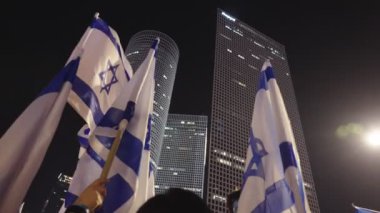 Tel Aviv, ISRAEL - 1 Mart 2023. Binlerce insan İsrail yargı reformunu protesto etmek için sokaklarda yürüyor..