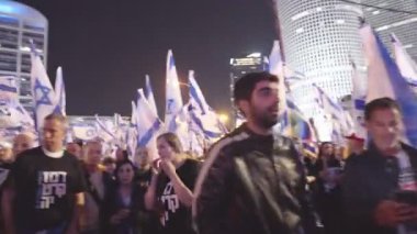 Tel Aviv, ISRAEL - 1 Mart 2023. Binlerce insan İsrail yargı reformunu protesto etmek için sokaklarda yürüyor..