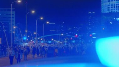 Tel Aviv, ISRAEL - 1 Mart 2023. Binlerce insan İsrail yargı reformunu protesto etmek için sokaklarda yürüyor..