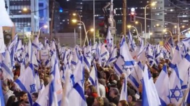 Tel Aviv, ISRAEL - 1 Mart 2023. Binlerce insan İsrail yargı reformunu protesto etmek için sokaklarda yürüyor..