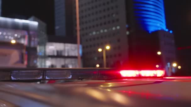 Rotes Und Blaues Polizeiauto Blinkt Auf Einer Straße Der Stadt — Stockvideo