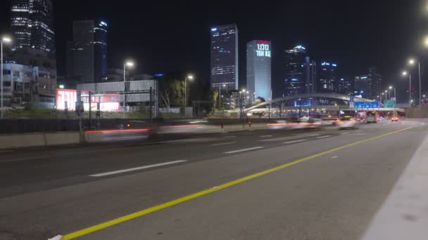 車を運転して忙しい都市高速道路の夜のタイムラプス — ストック動画