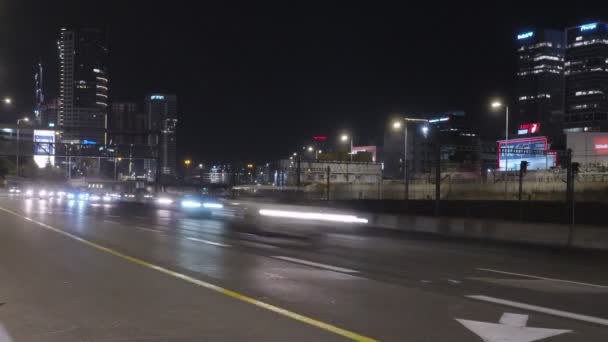 Ночь Timelapse Оживленного Городского Шоссе Автомобилями Вождения — стоковое видео