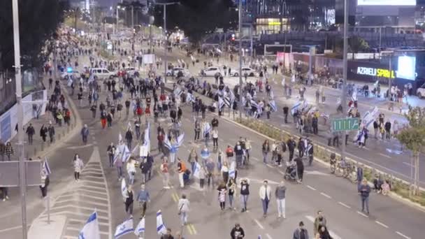 テルアビブ イスラエル 2023年3月1日 イスラエルの司法改革に抗議して街を行進する何千人もの人々 — ストック動画