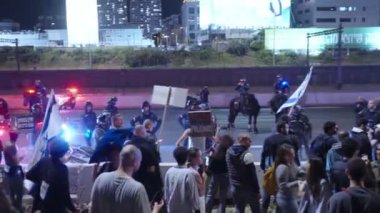 Tel Aviv, ISRAEL - 1 Mart 2023. Binlerce insan İsrail yargı reformunu protesto etmek için sokaklarda yürüyor..