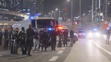 Tel Aviv, ISRAEL - 1 Mart 2023. Binlerce insan İsrail yargı reformunu protesto etmek için sokaklarda yürüyor..