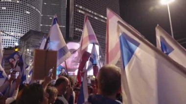 Tel Aviv, ISRAEL - 1 Mart 2023. Binlerce insan İsrail yargı reformunu protesto etmek için sokaklarda yürüyor..