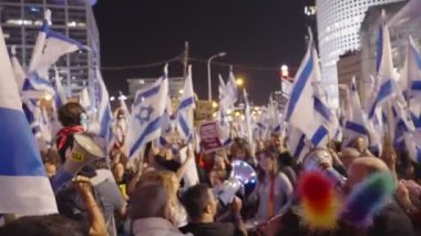 Tel Aviv, ISRAEL - 1 Mart 2023. Binlerce insan İsrail yargı reformunu protesto etmek için sokaklarda yürüyor..