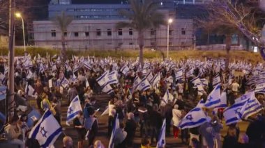 Tel Aviv, ISRAEL - 1 Mart 2023. Binlerce insan İsrail yargı reformunu protesto etmek için sokaklarda yürüyor..