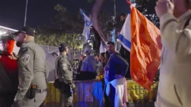 Tel Aviv, ISRAEL - 1 Mart 2023. Binlerce insan İsrail yargı reformunu protesto etmek için sokaklarda yürüyor..