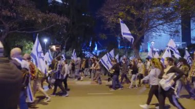 Tel Aviv, ISRAEL - 1 Mart 2023. Binlerce insan İsrail yargı reformunu protesto etmek için sokaklarda yürüyor..