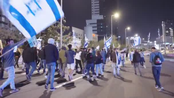 テルアビブ イスラエル 2023年3月1日 イスラエルの司法改革に抗議して街を行進する何千人もの人々 — ストック動画
