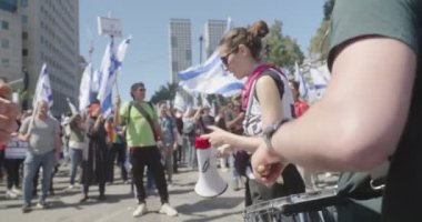 Tel Aviv, ISRAEL - 16 Mart 2023. İsrail hükümetinin yargı reformunu protesto eden insanlar